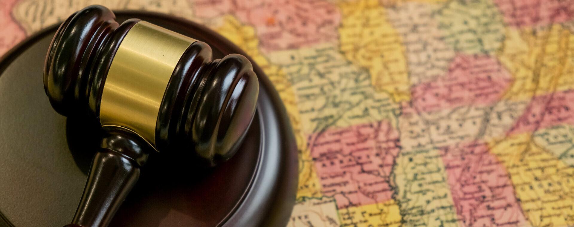 Holzhammer eines Richters und Landkarte