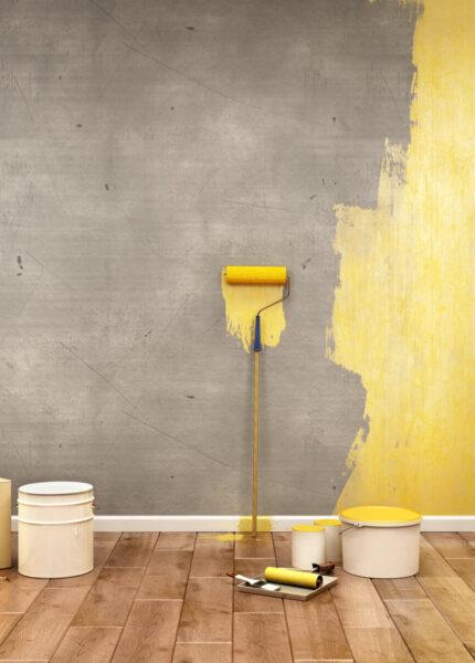 3D-Darstellung einer halb bemalten Wand, in gelb, mit Leiter, Farbeimer und Pinsel davor