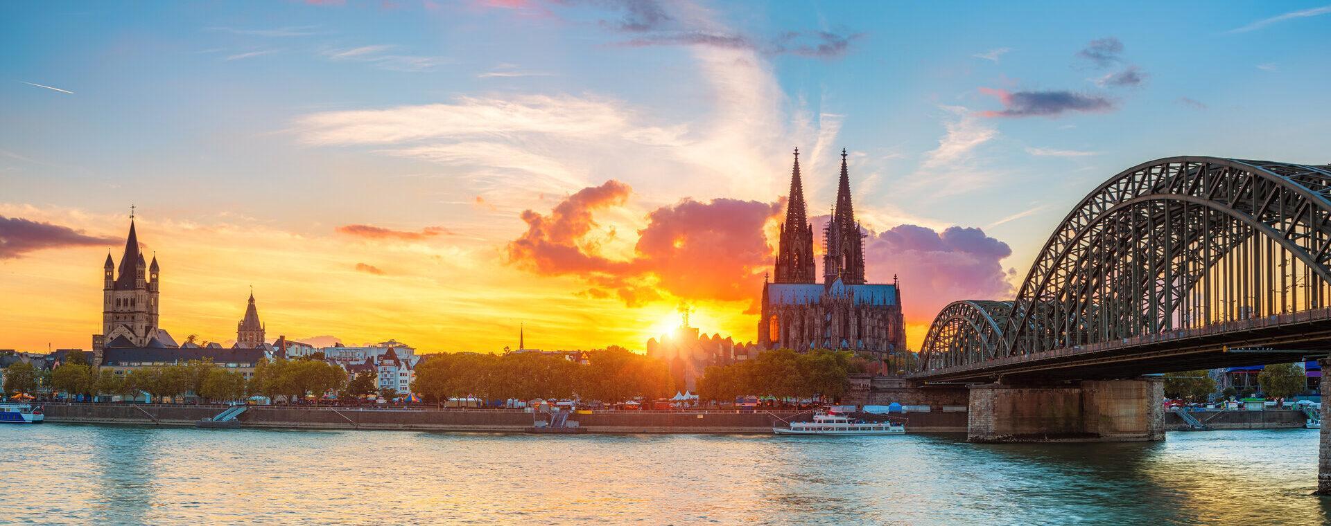 Blick auf die Stadt Köln bei Sonnenuntergang.
