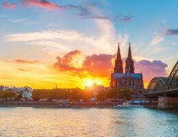 Blick auf die Stadt Köln bei Sonnenuntergang.