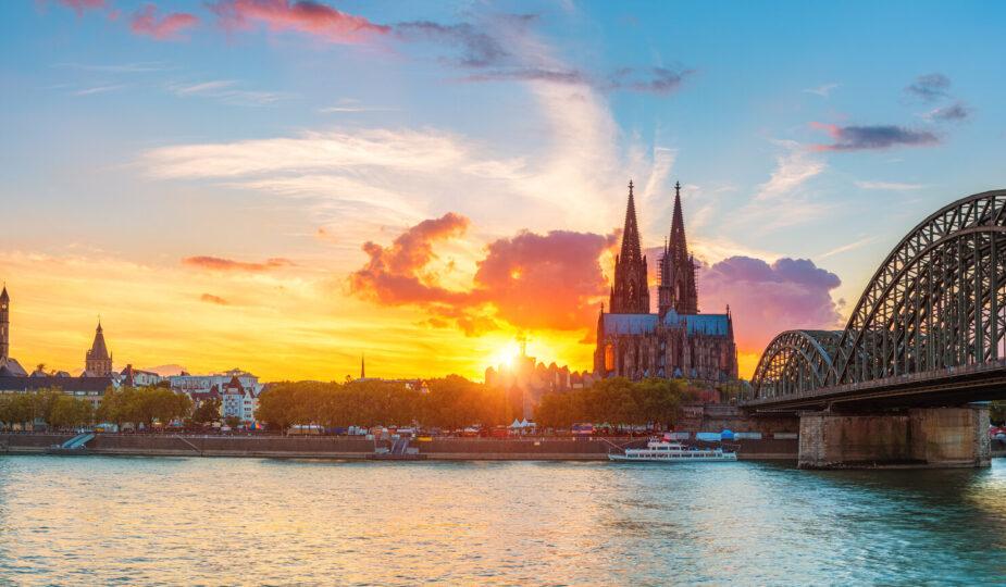 Blick auf die Stadt Köln bei Sonnenuntergang.